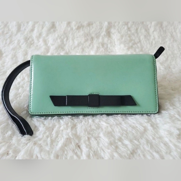 kate spade Handbags - Kate Spade Wristlet / Wallet